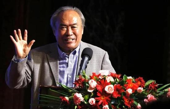 “黑寡妇”斯嘉丽·约翰逊穿印花长裙美艳动人；“钢铁侠”小罗伯特·唐尼身穿t恤配运动鞋表情搞怪依旧；“雷神”克里斯·海姆 “雷神2”首曝炫酷海报 托尔怒引“电光石火” 2013-04-20 日前，漫威最新英雄大片《雷神2：黑暗国度》发布了首款海报，克里斯·海姆斯沃斯饰演的雷神托尔手握巨锤，在暴雪中引下电光石火，他的铠甲在电光之下闪闪发亮。