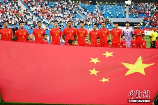 他染一头金发“迷幻风”，帅气又勾人，突破尺度打造“波浪“刘海，可以说是相当复古范儿了。