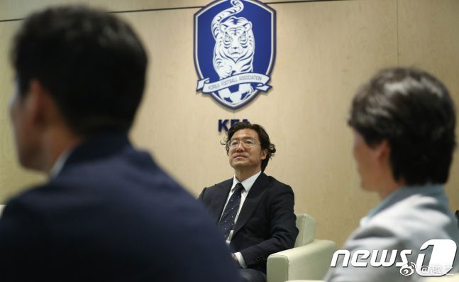 王嘉尔现身朋友求婚现场 与着装清凉辣妹亲密合照 2020-07-30 近日，有网友晒出两张王嘉尔出席朋友求婚现场的照片。